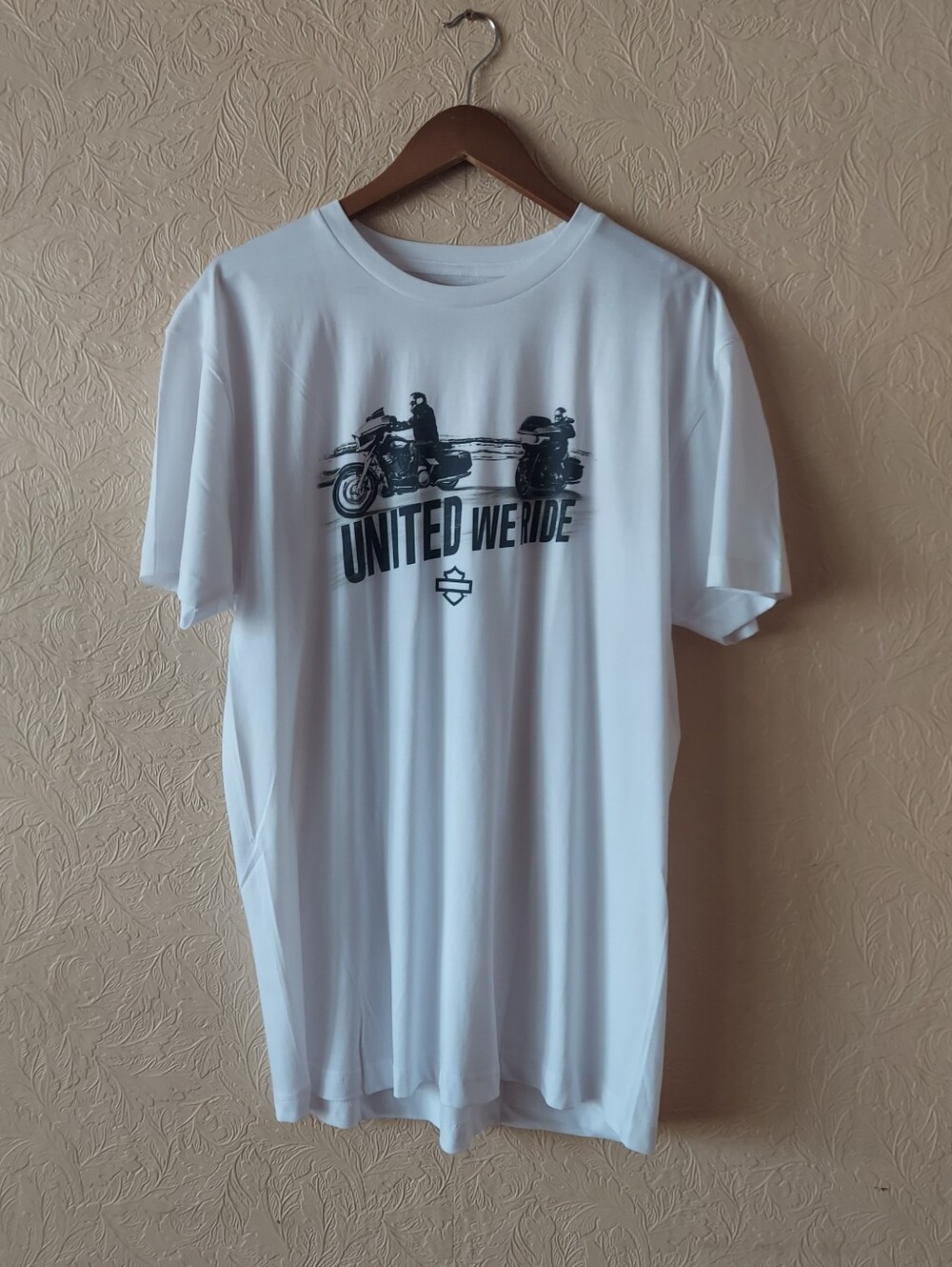 Harley-Davidson White Tee with Black Motorcycle Graphic - Men's Large